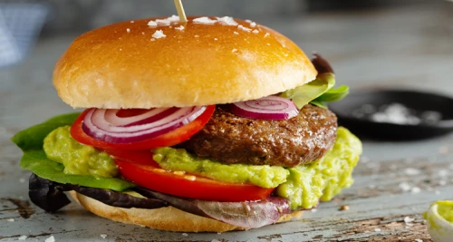 Hamburger Deluxe mit Avocadosauce